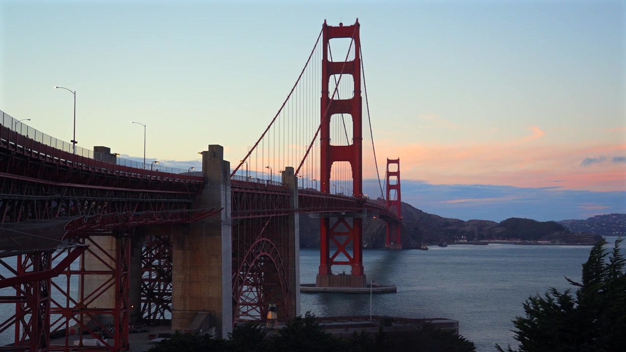 Velkomstsenter Golden Gate Bridge San Francisco California Bay Area Fort Point National Historic Site Batteri utsiktspunkt oransje rosa rødt solnedgang Bay Area Stillehavet bytrafikk statisk bilde