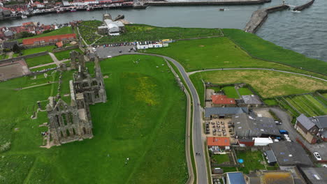 Vista-Aérea-De-Las-Ruinas-De-La-Abadía-De-Whitby-En-La-Costa-Del-Mar-Del-Norte-En-Yorkshire-Del-Norte,-Inglaterra.