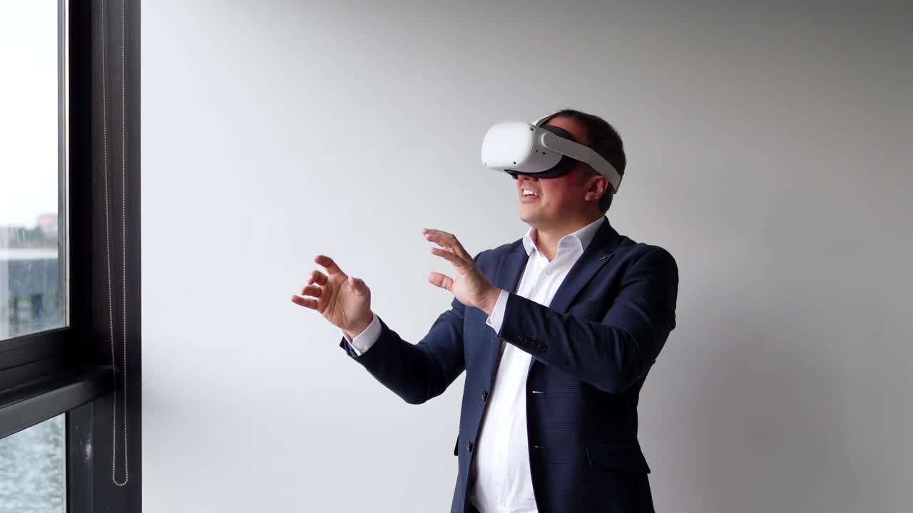 Uomo che utilizza la realtà virtuale in ufficio