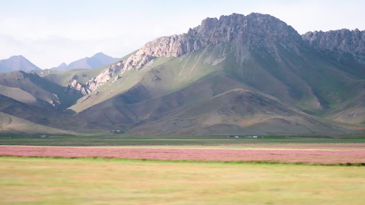 키르기스스탄에서 가장 멋진 도로를 통해 운전