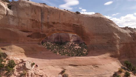 perspectiva aérea del gran agujero en la formación rocosa del arco de wilson, estados unidos