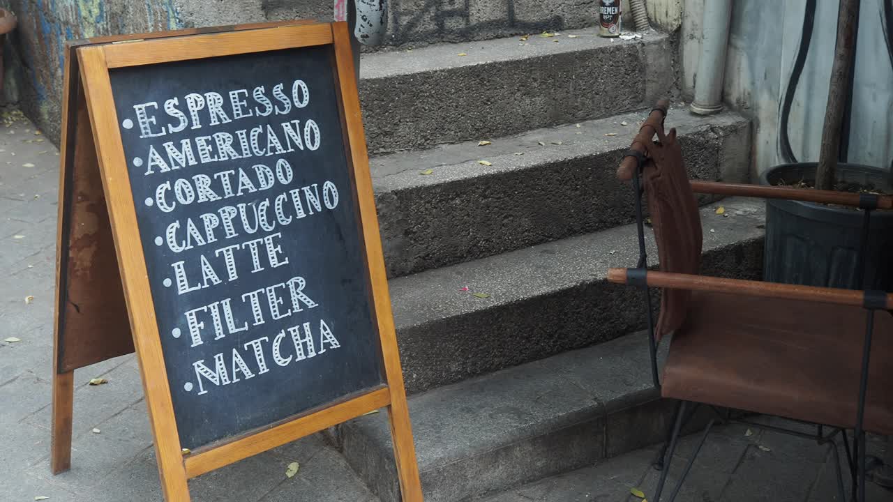 Kaffemeny på krittavle utstilt utenfor en kafé.