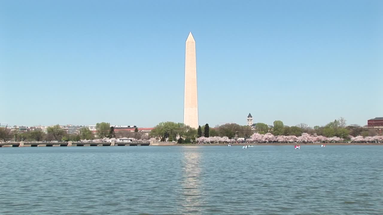 워싱턴 기념비는 반짝이는 물줄기에 반사됩니다.