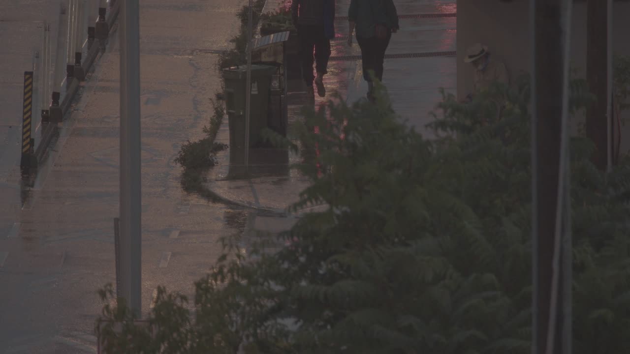 установление кадров пешеходного движения во время шторма.