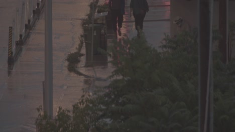 estableciendo una toma del tráfico peatonal durante una tormenta.