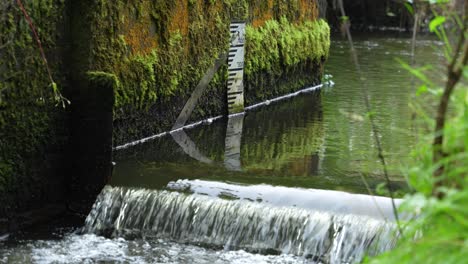 canal inglés con indicador de nivel de agua