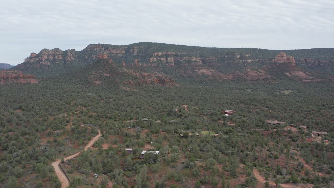 애리조나주 세도나의 남서부 사막 풍경에 있는 아름다운 절벽 - 공중