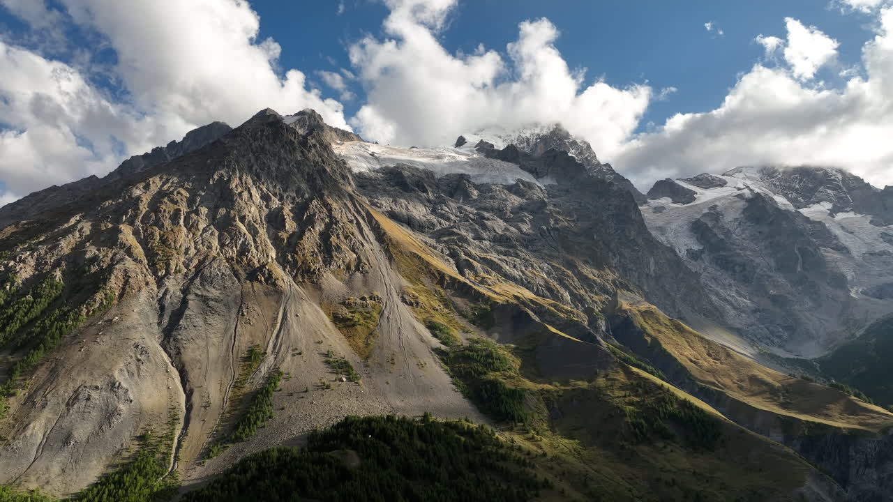 vacas en los alpes franceses tomadas desde el aire pastando en pastos de gran altitud