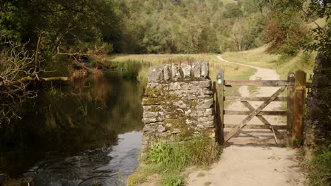 Aufnahme-Eines-Tores-In-Der-Mitte-Des-Dovedale-Spaziergangs-Mit-Der-Flusstaube-Auf-Der-Linken-Seite