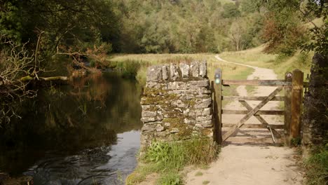 de un tiro de una puerta a mitad de camino a través de la caminata dovedale con la paloma del río en el lado izquierdo