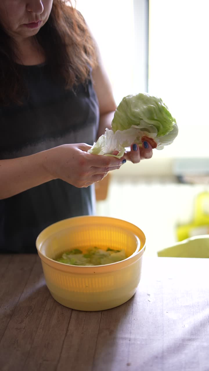 mujer lavando lechuga