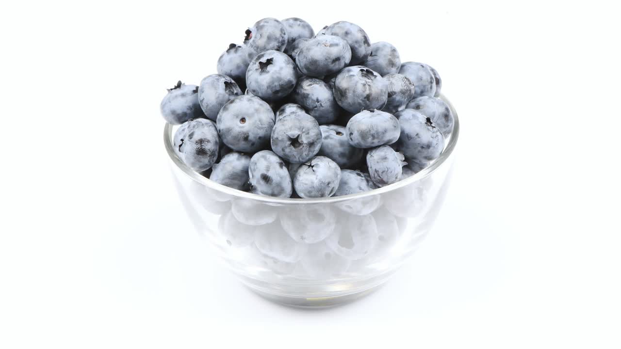 색 배경에 유리 그에 블루베리. 면 뷰. 루프 모션. 회전 360.