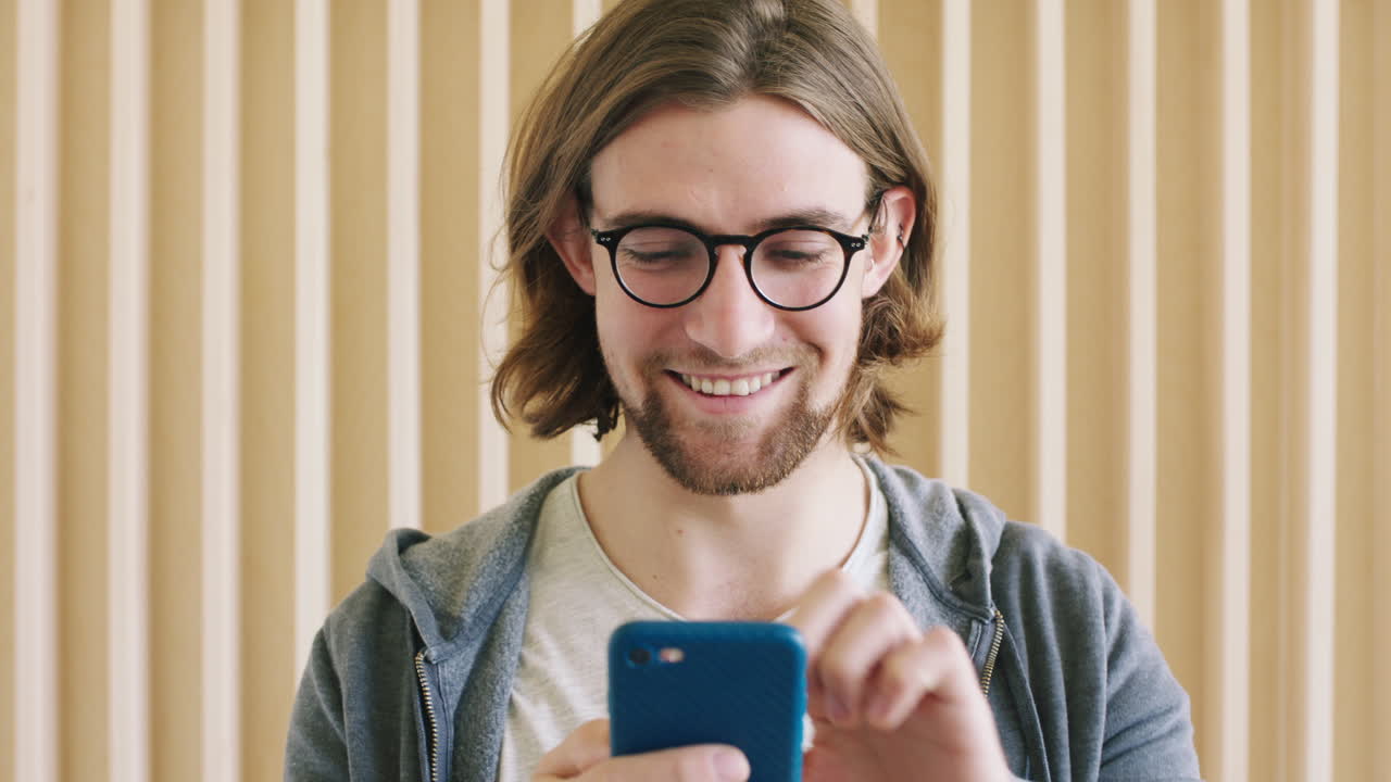 smartphone, scroll e studente con i social media