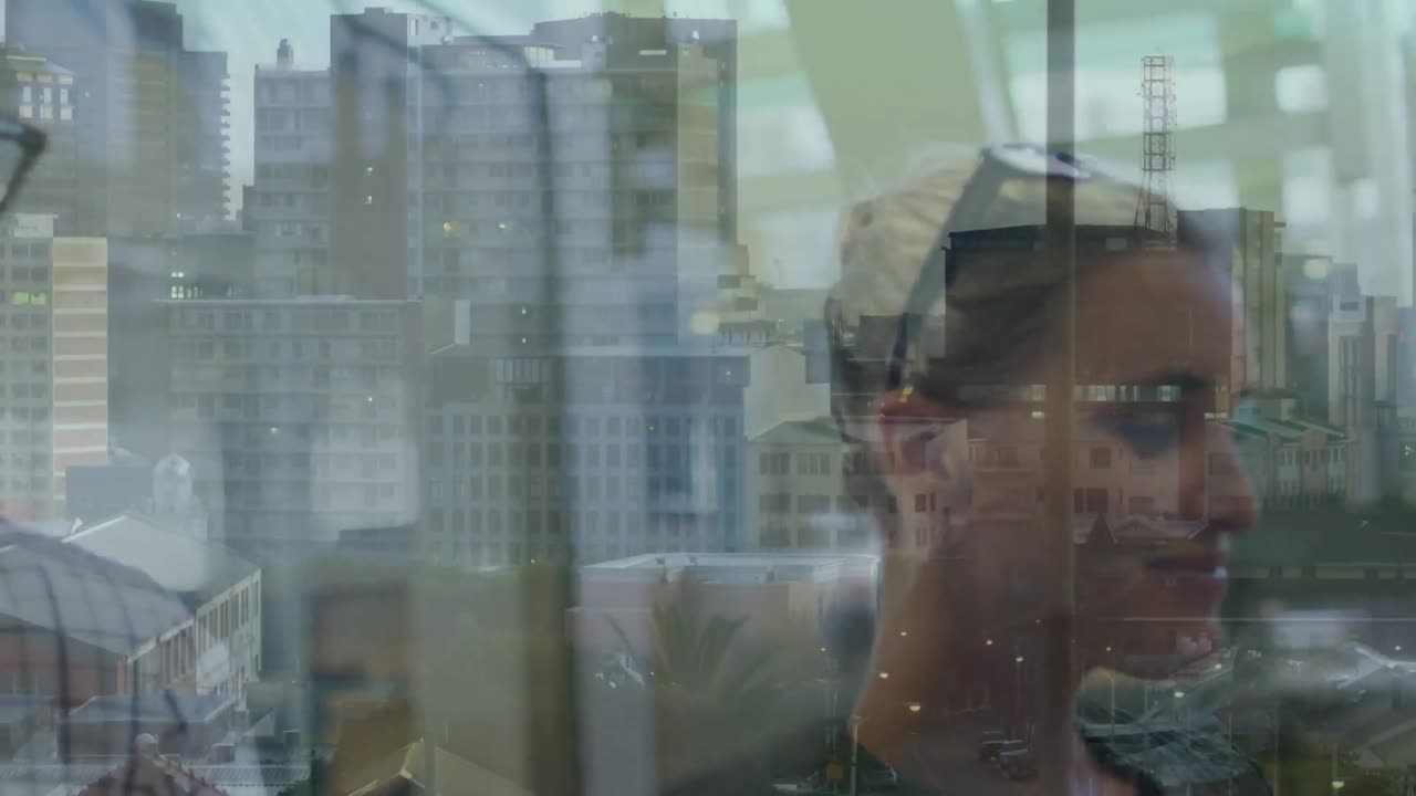 colegas de negocios caucásicos masculinos y femeninos hablando en la escalera, sobre el paisaje urbano