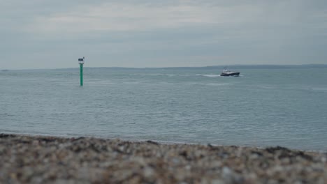 ancho de barcos navegando en el canal con la isla de wight en el fondo en un día nublado