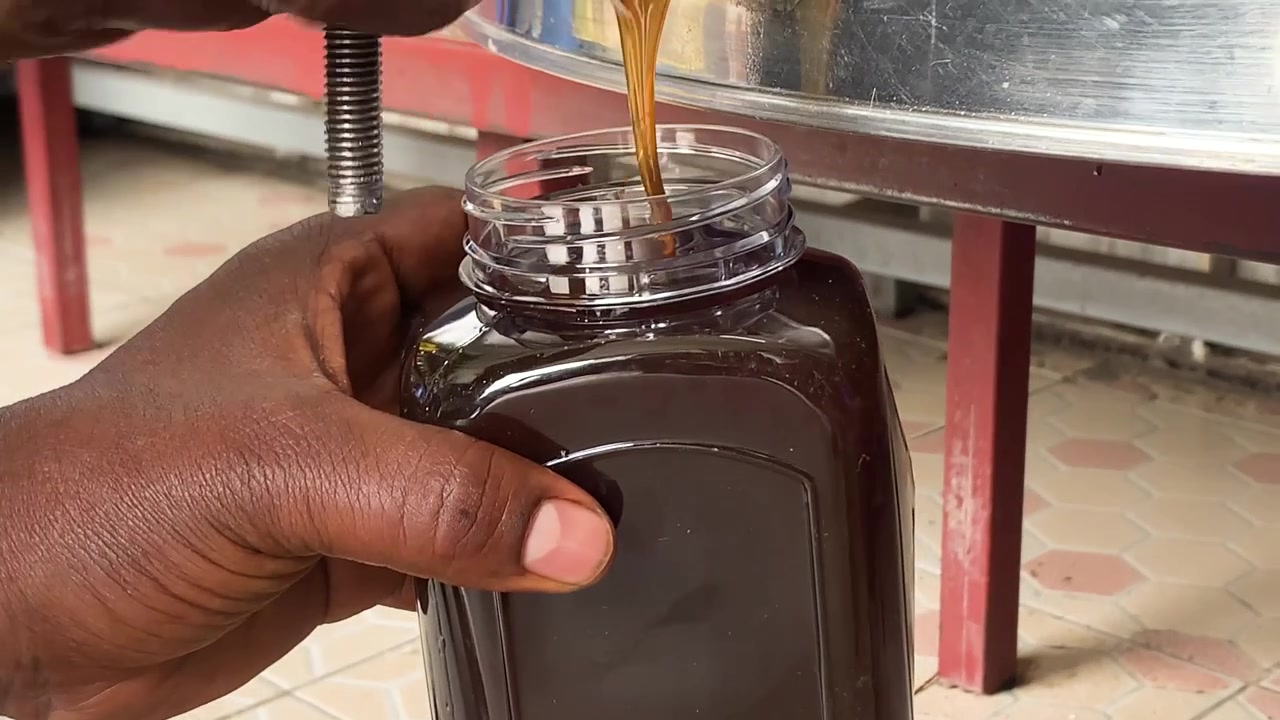 Honningbutikk i Addis Abeba heller honning i en ett-kilos beholder for å selge til kunder