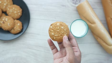 우유와 으로 된 오트밀 쿠키
