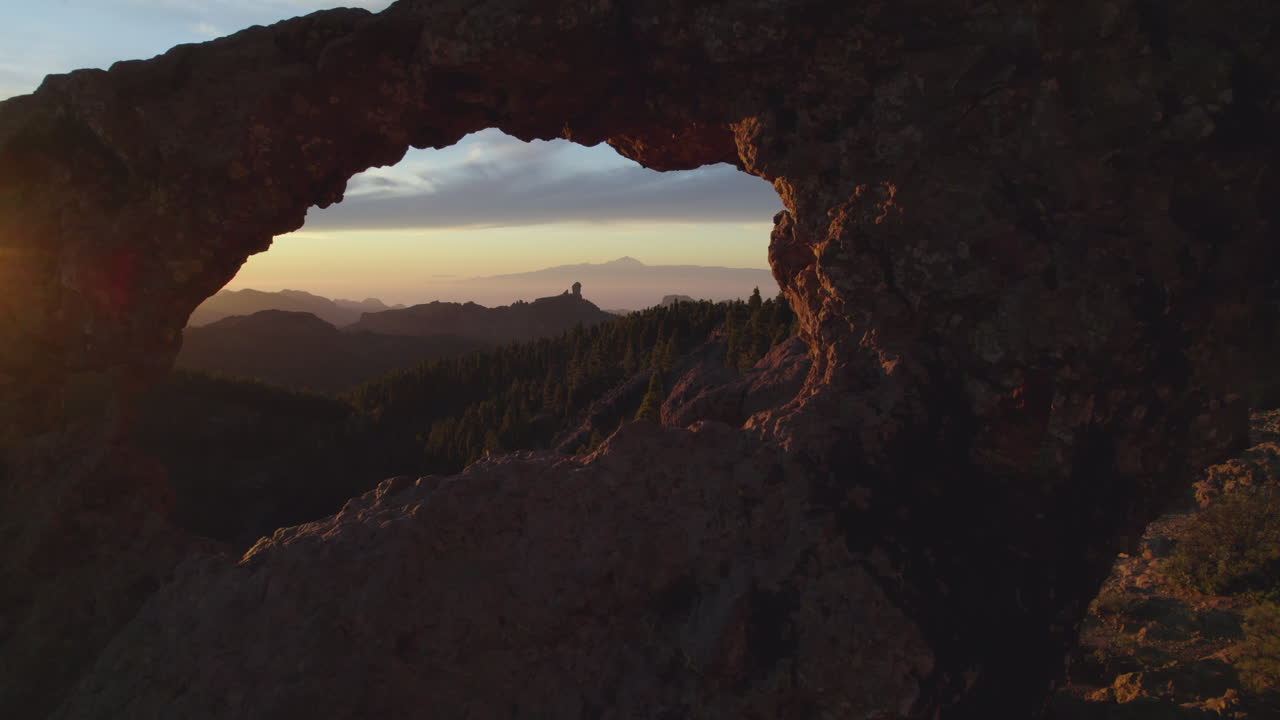 해가 지는 동안 roque nublo의 창문을 통해 거꾸로 가는 영화 촬영