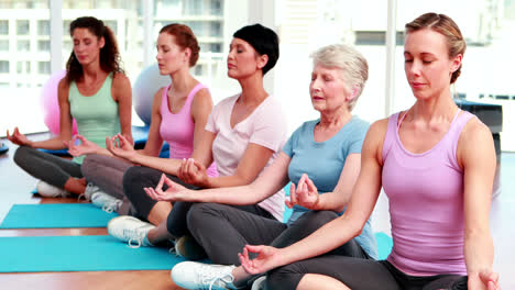 Grupo-De-Mujeres-En-El-Gimnasio-Haciendo-Yoga