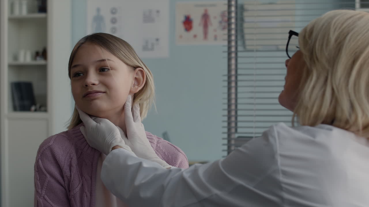 médico que examina al paciente