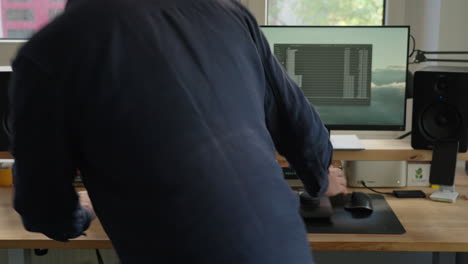 컴퓨터 책상에서 부지런히 일하는 말리 남자의 역동적인 세계로 들어가십시오.