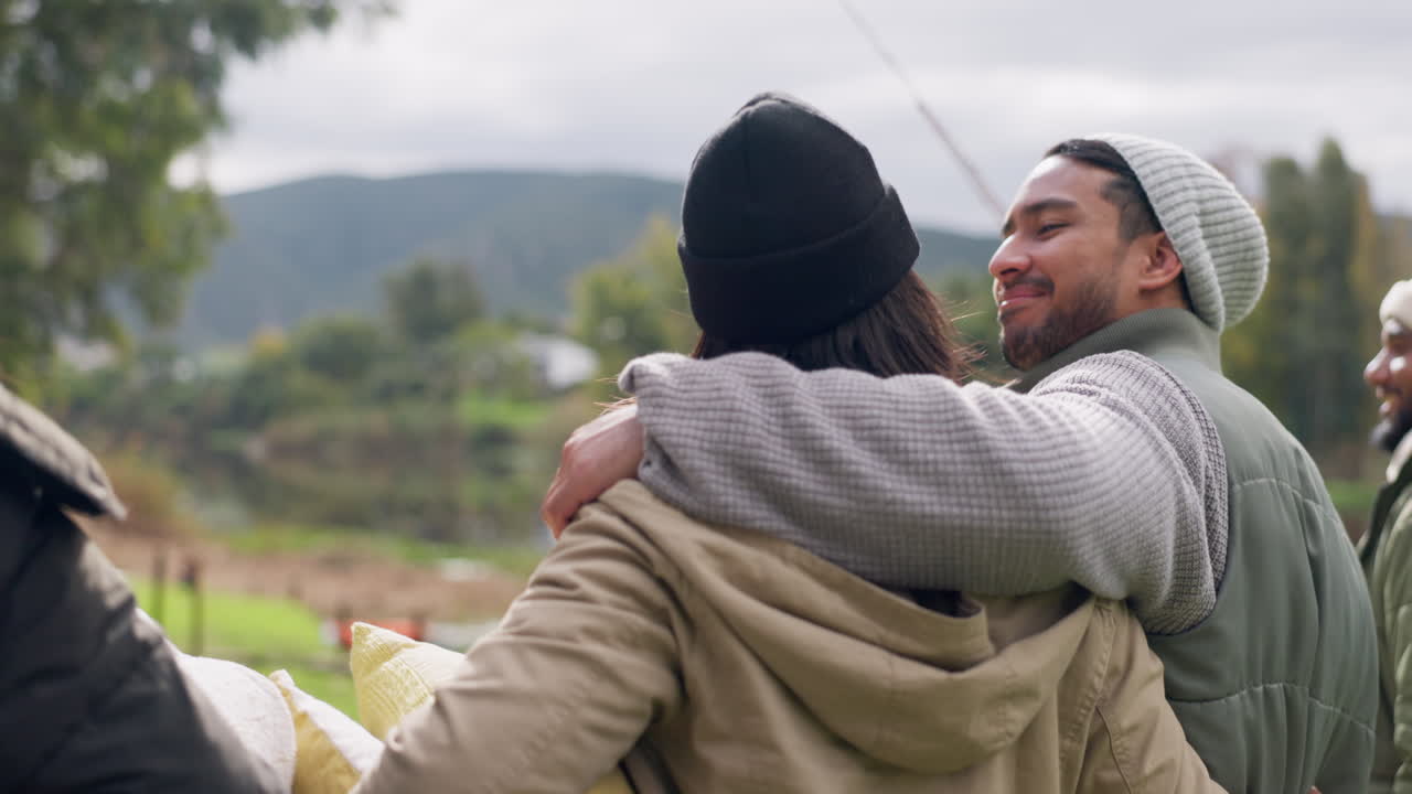 캠핑, 산책 또는 친구들의 뒷모습