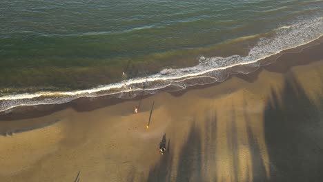 toma en cámara lenta de la familia disfrutando de playa grande en uruguay al atardecer