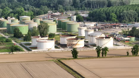 Planta-De-Refinería-De-Petróleo-En-Un-Día-Nublado