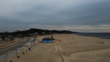 Lokaler-Strand-Bei-Spätwinterwetter.-Muskegon,-Mi