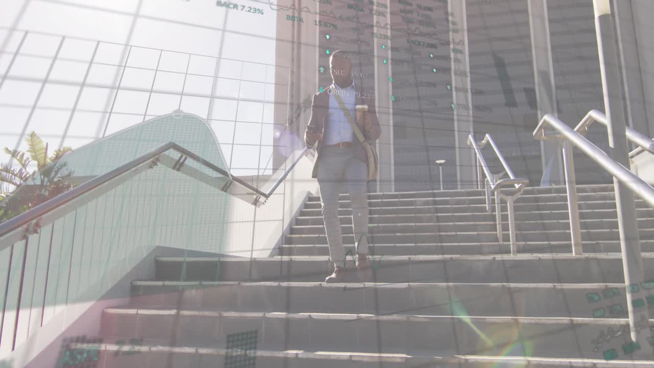 animación de gráficos, tablero de comercio, hombre afroamericano con café usando teléfono celular en los escalones