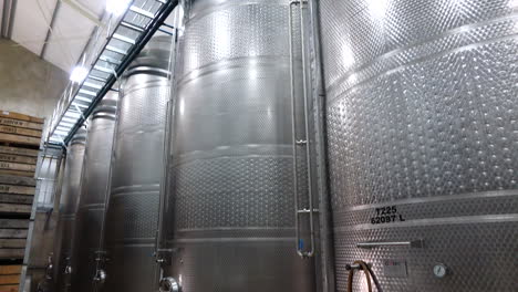 Tanques-De-Vino-De-Acero-Inoxidable-Para-La-Maduración-Del-Vino-En-Bodega.