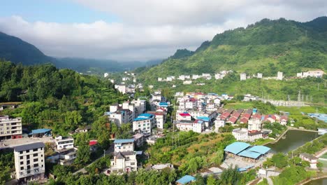 Toma-Aérea-Moviéndose-Hacia-El-Horizonte-Sobre-El-Condado-De-Hefeng,-Provincia-De-Hubei,-China