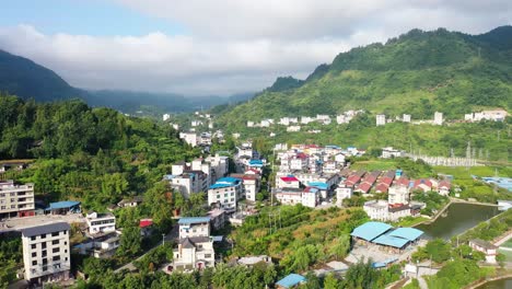 toma aérea moviéndose hacia el horizonte sobre el condado de hefeng, provincia de hubei, china