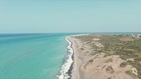 vista aérea volando a lo largo de la costa de las dunas de bani en república dominicana - reversa, disparo de drones