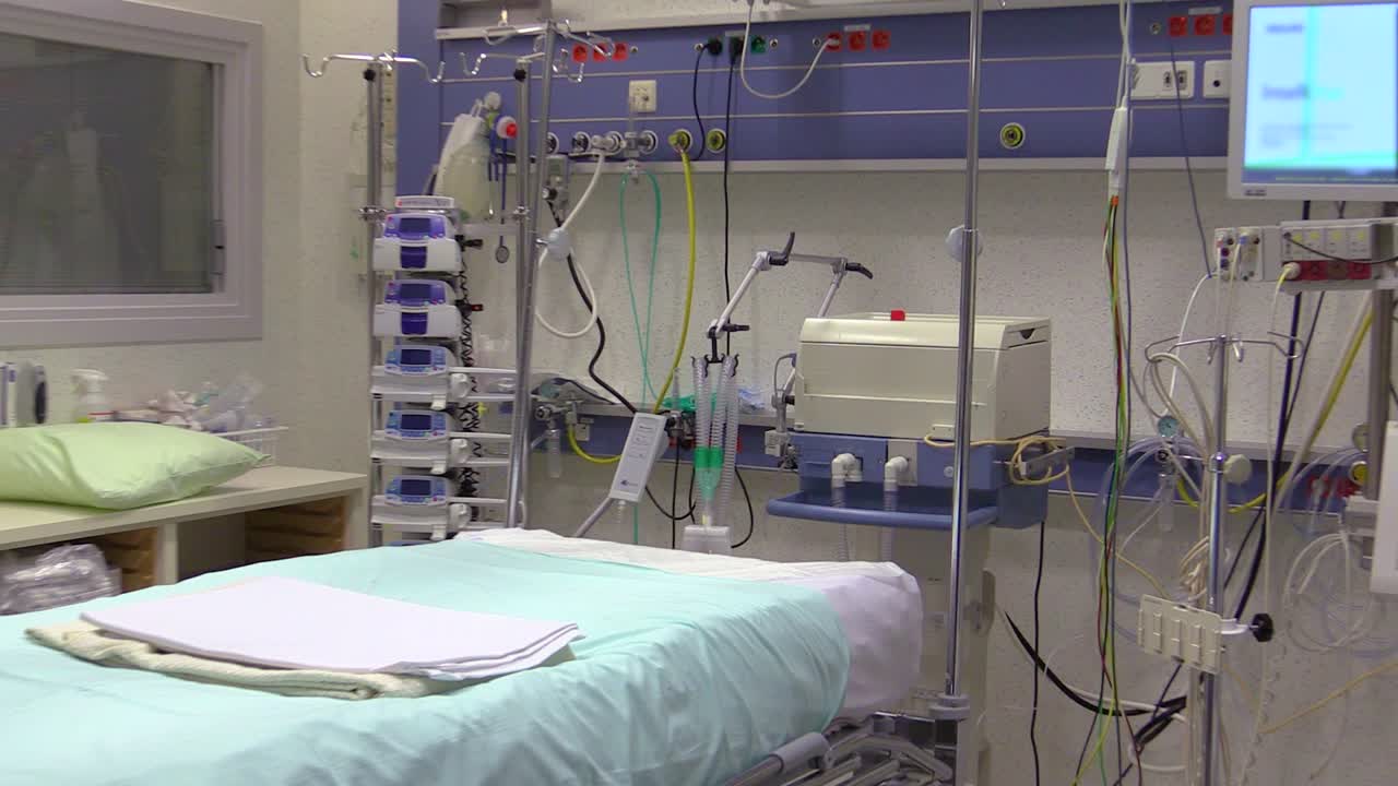 empty intensive care room hospital, fully equiped emergency intenstive care room. bed with all medical instruments and material.