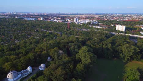 vuelo aéreo suave desde arriba piscina pública de la ciudad de berlín alemania en europa, día de verano 2023
