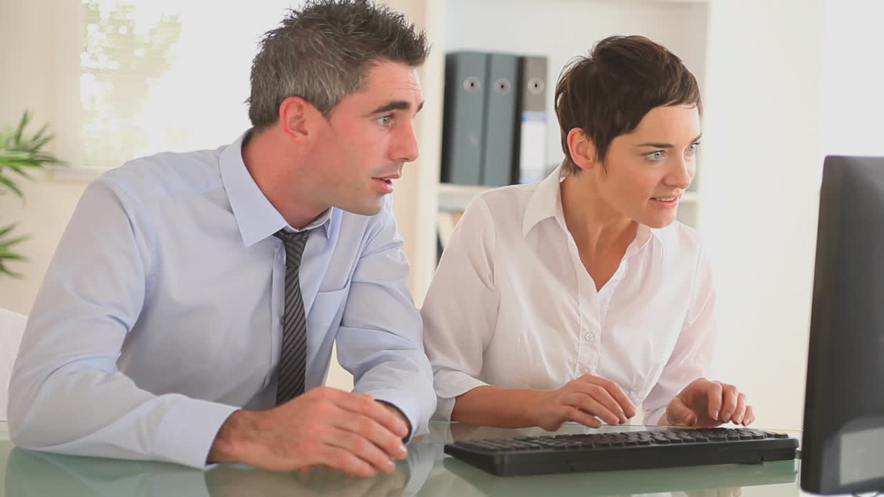 socios de negocios sentados en un escritorio