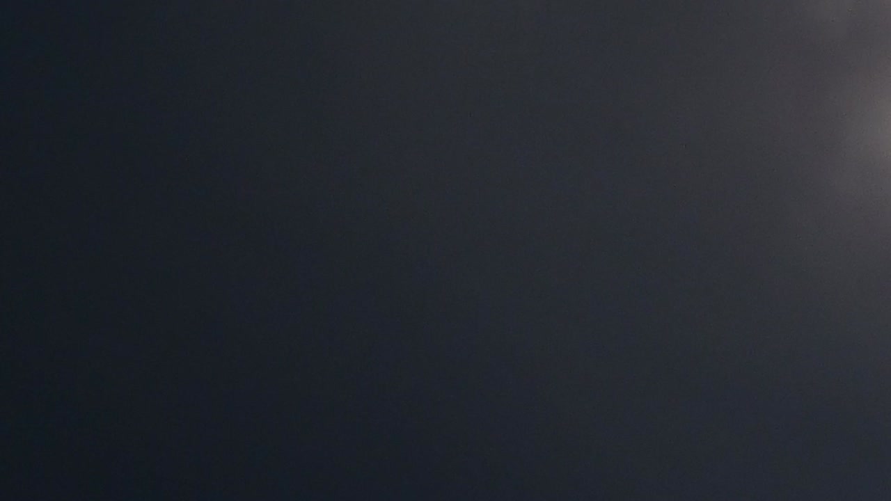 Nattehimmel oplyst af lynnedslag under sommerstorm-1