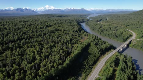 vista aérea de la autopista george parks y el río chulitna con la montaña denali