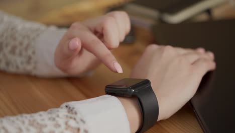 mujer usando un reloj inteligente