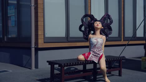 linda estatua de un monstruo japonés, dos mujeres de boca yokai en fukusaki 4k