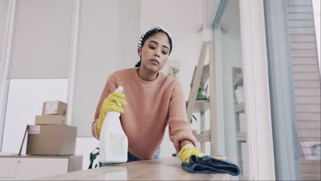 Reinigung,-Spray-Und-Möbel-Mit-Frau-Im-Wohnzimmer