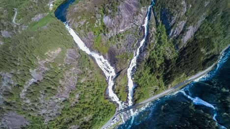 imágenes aéreas de la cascada de latefossen en noruega