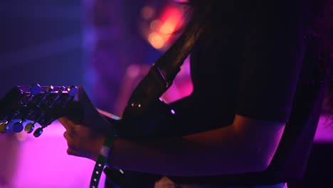 Guitarrista-Tocando-La-Guitarra-Durante-Un-Festival-Universitario-De-Arquitectura-En-Kerala