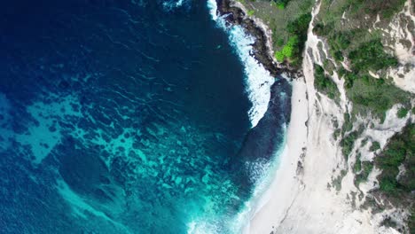 Waves-Splashing-On-Sandy-Shore-At-Diamond-Beach-In-Nusa-Penida,-Bali,-Indonesia