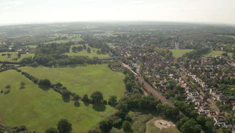 Toma-Aérea-Hacia-La-Estación-De-Tren-Theydon-Bois.