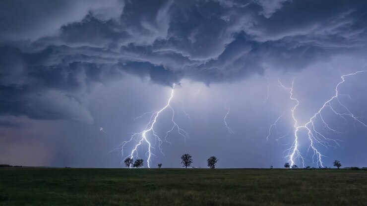 Tempesta di fulmini su un campo