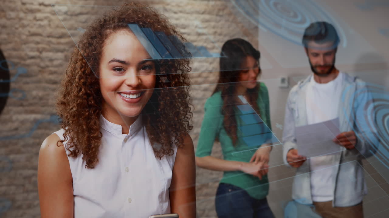 animación del procesamiento de datos sobre una mujer de negocios biracial que usa el teléfono en la oficina