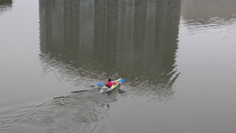 Kayaking-in-downtown-Columbus,-Ohio-on-the-Scioto-River-on-a-misty-day