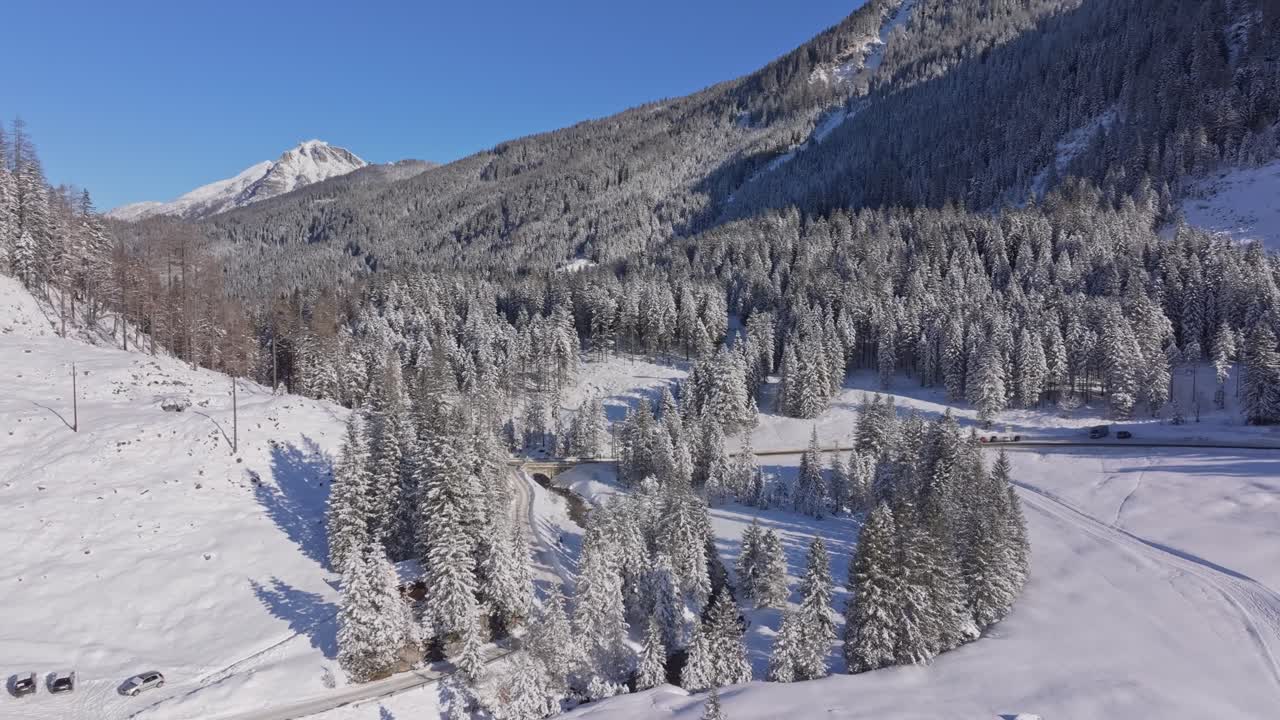 Vista aerea di un ristorante alpino accanto a una pista di sci nordico innevata in Austria.